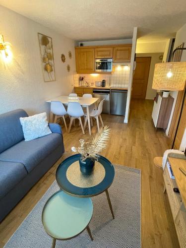 un salon avec un canapé et une table dans l'établissement Au Petit Flocon - Appartement 3 pièces, central et proche pistes - parking privé et wifi, à Megève