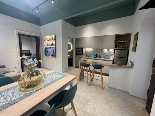een keuken en een woonkamer met een tafel en stoelen bij Il Cammeo Guest House, near Pompeii and Vesuvius in Torre del Greco