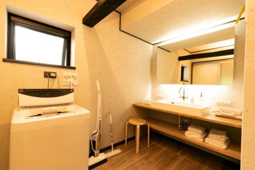 ein Badezimmer mit einem Waschbecken und einem großen Spiegel in der Unterkunft Maibara - House - Vacation STAY 20710v in Nagahama