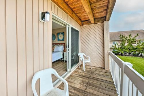 Brigantine Condo with Beach Access and Pool Viewsにあるバルコニーまたはテラス