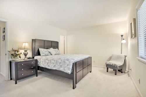 Ένα ή περισσότερα κρεβάτια σε δωμάτιο στο Cozy Chapel Hill Condo about 2 Mi to UNC and Dtwn!