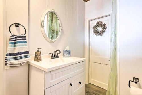 W białej łazience znajduje się umywalka i lustro. w obiekcie Pet-Friendly Quantico Home with River Views! w mieście Princess Anne
