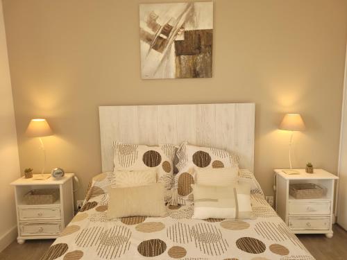 une chambre avec un grand lit avec deux tables de nuit dans l'établissement Le Palmier d'Azur - Fréjus Cais - Wi-Fi, à Fréjus