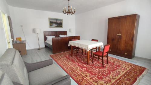 sala de estar con mesa y sofá en Casa Sommer, en Petreşti