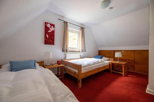 1 dormitorio con 2 camas y ventana en Haus Panorama en Niedersalwey