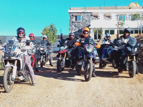 un groupe de personnes voyageant à moto sur un chemin de terre dans l'établissement Le Gite du Barrage, à Zaouia Ben Smine