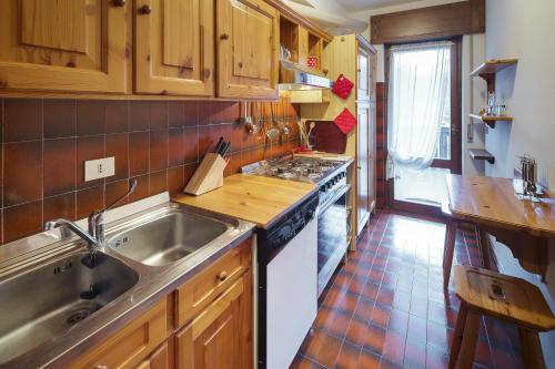 cocina pequeña con fregadero y fogones en Villa Pocol - Stayincortina en Cortina dʼAmpezzo