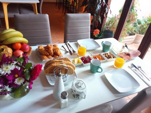 un tavolo bianco con prodotti per la colazione di Can Perles a beautiful house perfect for relaxing a Tárbena