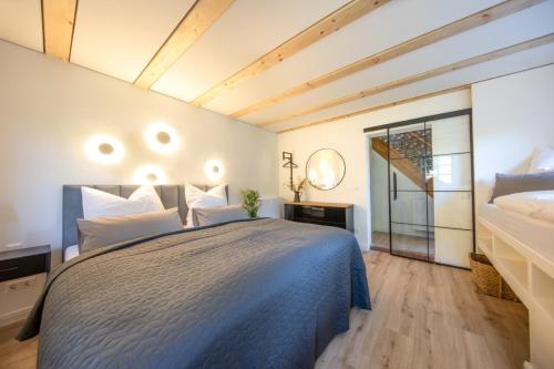 - une chambre avec un grand lit et une fenêtre dans l'établissement Traumhaftes Gästehaus an Elberadweg und Bastei, à Rathen
