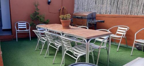 une table avec des chaises et une table avec une plante sur elle dans l'établissement Vivienda Vacacional Sabinosa, à Sabinosa