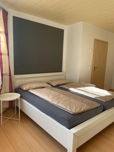 Postel nebo postele na pokoji v ubytování Helle, gemütliche, kühle,moderne Wohnung Nähe Europapark, Straßburg, Schwarzwald