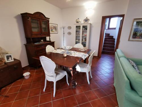 A seating area at Villa Iris - Mondello