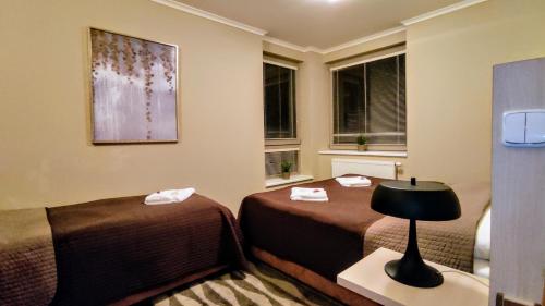 Postel nebo postele na pokoji v ubytování Apartmán 2KK s výhledem do přírody, s oddělenou ložnicí pro 3, obývací pokoj s kuchyňským koutem, parkovací stání přímo pod oknem, větší sklepní kóje na lyže a kola