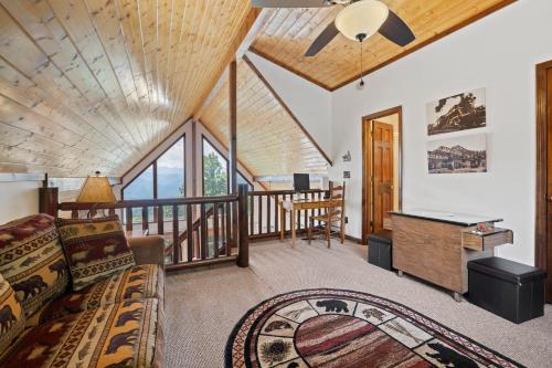Khu vực ghế ngồi tại Native Winds Luxury Cabin Rental