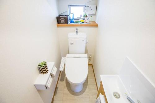 a bathroom with a toilet and a bath tub at Laulea in Yaka