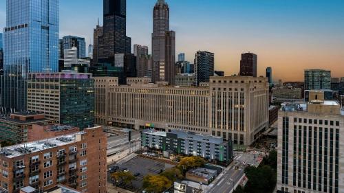 una vista aérea de una ciudad con edificios altos en Holiday Inn Hotel & Suites Chicago - Downtown, an IHG Hotel, en Chicago