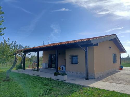 una pequeña casa en un campo con un cielo en Casale Nel Verde, en San Vito Chietino