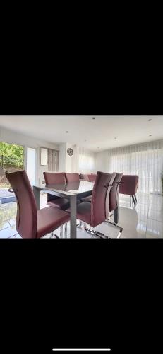 une salle à manger avec une table et des chaises en cuir dans l'établissement La villa petite Camargue, à Saint-Louis