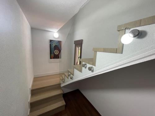 uma escada numa casa com uma escada em Los Álamos, casa de campo cerca de Madrid em Chiloeches