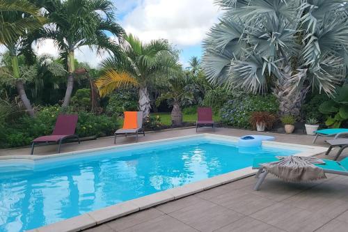 Der Swimmingpool an oder in der Nähe von Villa Rouge Passion, villa de 4 chambres piscine