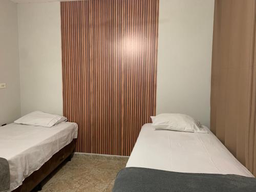 Voodi või voodid majutusasutuse Casa 1km Anhanguera e Churrasqueira Wi-Fi toas