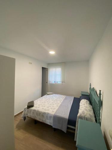 sypialnia z dużym łóżkiem w pokoju w obiekcie CASA PAULA w Murcji