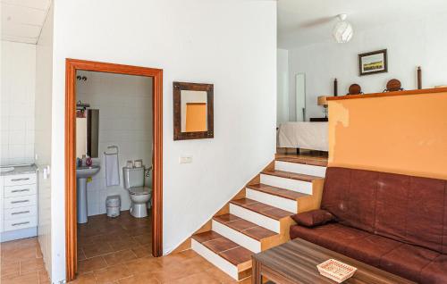 una sala de estar con una escalera que conduce a un baño en Awesome Apartment In Villa Del Rey With Kitchen, en Villa del Rey