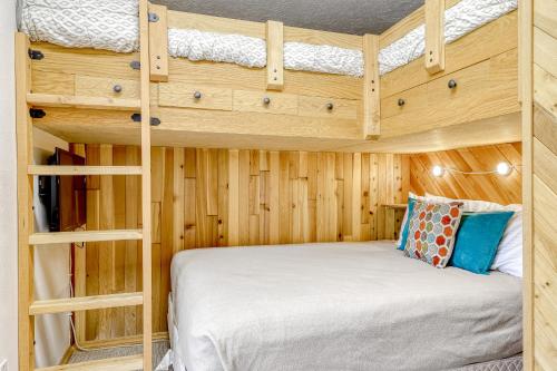 een slaapkamer met 2 stapelbedden in een hut bij Edelweiss #306 in Brian Head