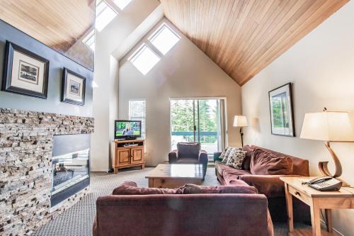 TV a/nebo společenská místnost v ubytování Snowbird Townhouses by Elevate Vacations
