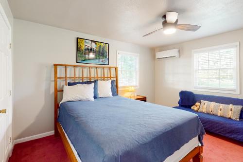 Una cama o camas en una habitación de Harmon House
