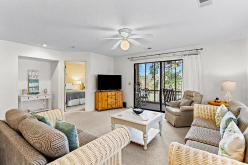 un soggiorno con due divani e una TV di Sea Trails #604 a Sunset Beach