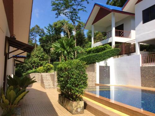 widok na dom z basenem w obiekcie Sawasdee Home Stay Resort & Pool w mieście Khao Lak