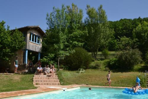 um grupo de pessoas brincando em uma piscina em Domaine de Ferrières Haut em Bruniquel