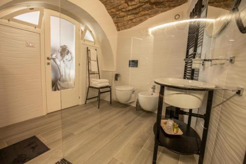 a bathroom with a sink and a tub and a toilet at C'era una volta in Assisi