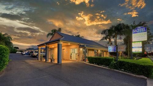a motel with a sign in front of a building at Edward Parry Motel and Apartments in Tamworth