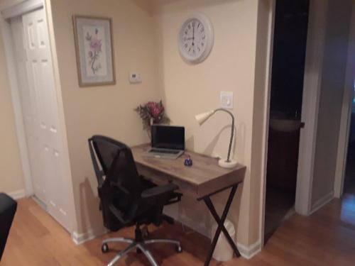 escritorio con ordenador portátil y silla en la habitación en Lovely 1-Bedroom/Near FedEx Field/Close to DC 