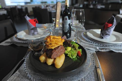 ein schwarzer Teller mit Lebensmitteln auf einem Tisch in der Unterkunft Tibisay Hotel Boutique Mérida in Mérida