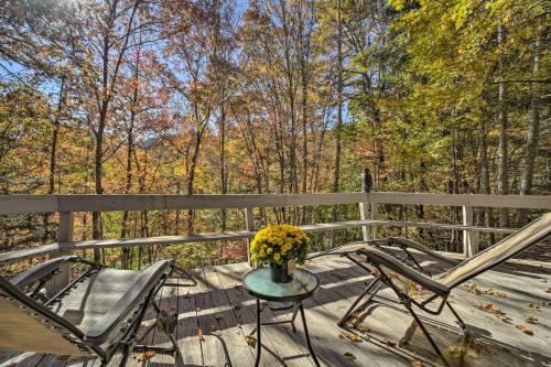 Balkón nebo terasa v ubytování Pet-Friendly Cabin - 1 Mi From Fontana Lake!