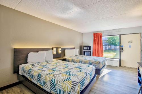 Habitación de hotel con 2 camas y ventana en Motel 6-Ashland, VA, en Ashland