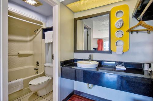 Koupelna v ubytování Motel 6-Ashland, VA
