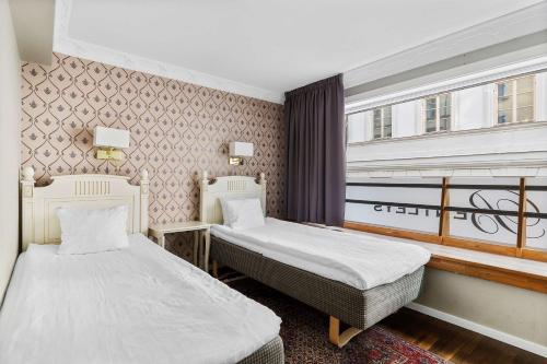 a hotel room with two beds and a window at Best Western Hotel Bentleys in Stockholm