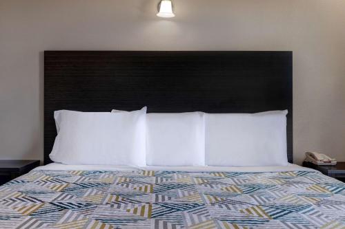 Una cama o camas en una habitación de Crestview Inn