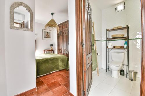 La salle de bains est pourvue d'un lit et de toilettes. dans l'établissement Casa Sol Y Aire - vakantievilla in dorp met privé zwembad, à Pinos del Valle