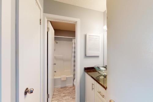 een badkamer met een wastafel en een douche bij Great Lakes 5 in Glen Arbor