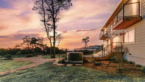 5 Acre Waterfront Retreat w Tesla, Gym & Sauna- 3 night minimum stay