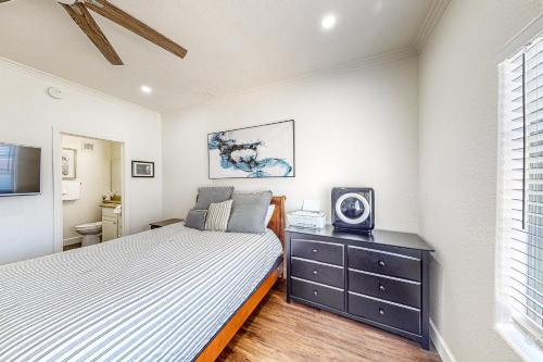 Paradise Valley Vacation Home في فينكس: غرفة نوم مع سرير وتلفزيون في خزانة