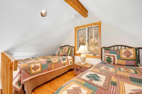 una camera da letto con due letti e una finestra di Tranquility House a Banner Elk