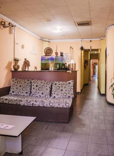 a waiting room with a couch and a fish tank at Hostal Namaste in Salta