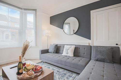 una sala de estar con sofá y un bol de fruta en una mesa en Central House with Free Parking, Pool Table, Garden, Super-Fast Wifi and Smart TVs by Yoko Property, en Northampton