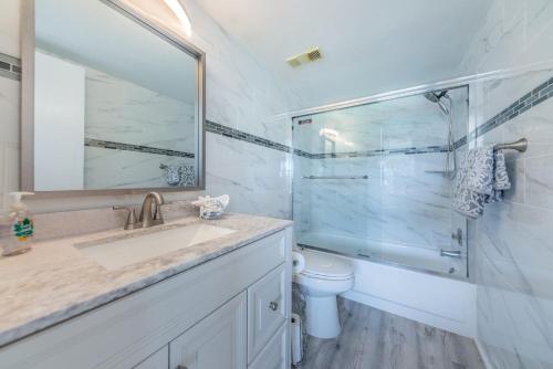 uma casa de banho com um lavatório, um chuveiro e um WC. em La Puerta Bright and Sunny Golf Course Villa em St. Petersburg